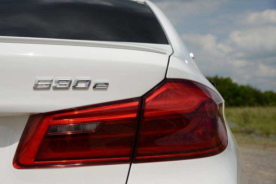 Логотип BMW 530e M Sport (G30) 2017 года  (UK) (фото 6 из 40)